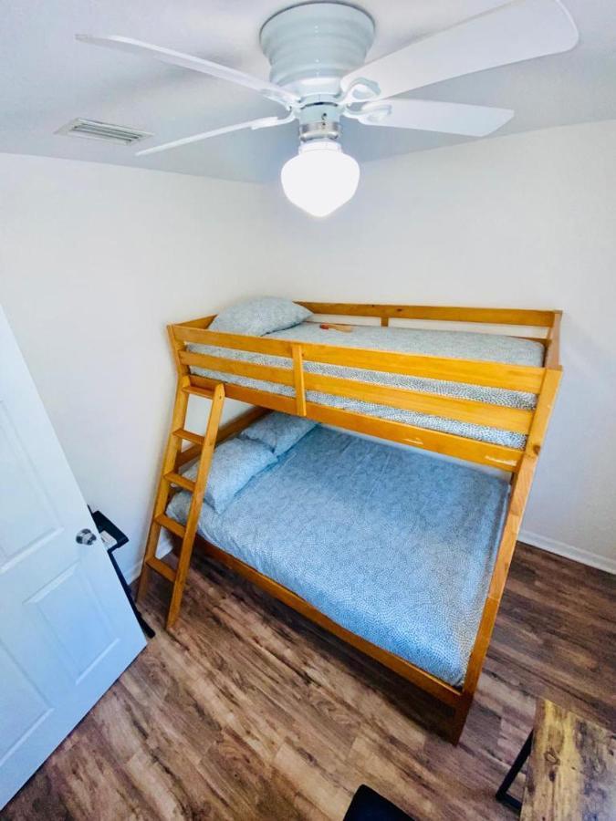Two Fully Equipped Apartments And A Studio 5 Miles From The Beach Sankt Petersburg Exterior foto