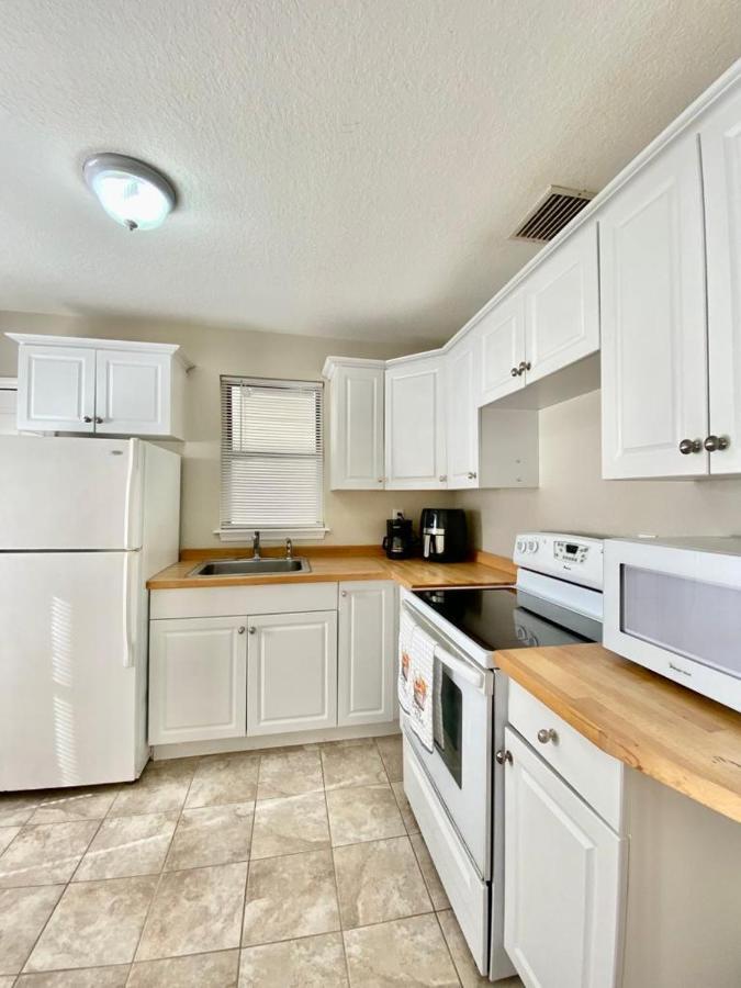 Two Fully Equipped Apartments And A Studio 5 Miles From The Beach Sankt Petersburg Exterior foto